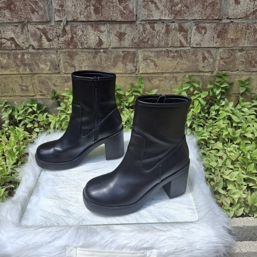 Urban Outfitters Mid-Calf Side Zipper Block Heel Black Boots   Women Size 7 - Picture 4 of 16
